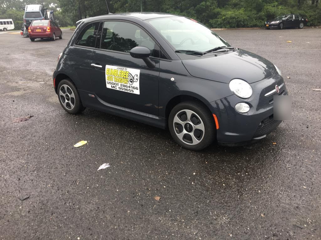Elektryczny Fiat 500e z naklejką Bumblebee Auto Transport