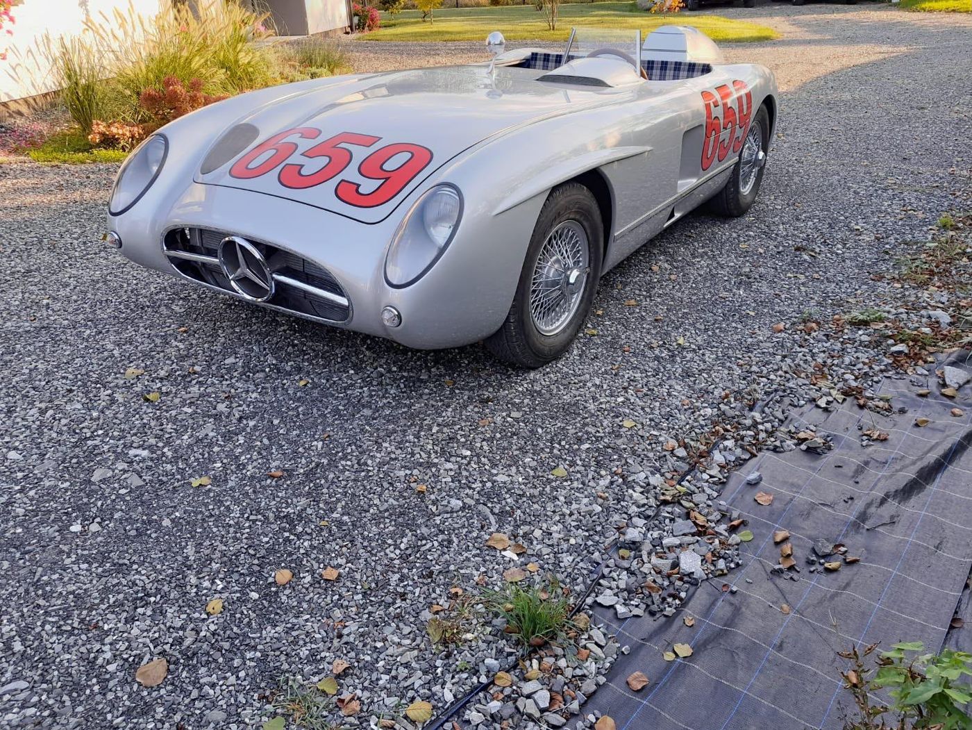 Srebrny Mercedes-Benz 300 SLR z numerem startowym 659